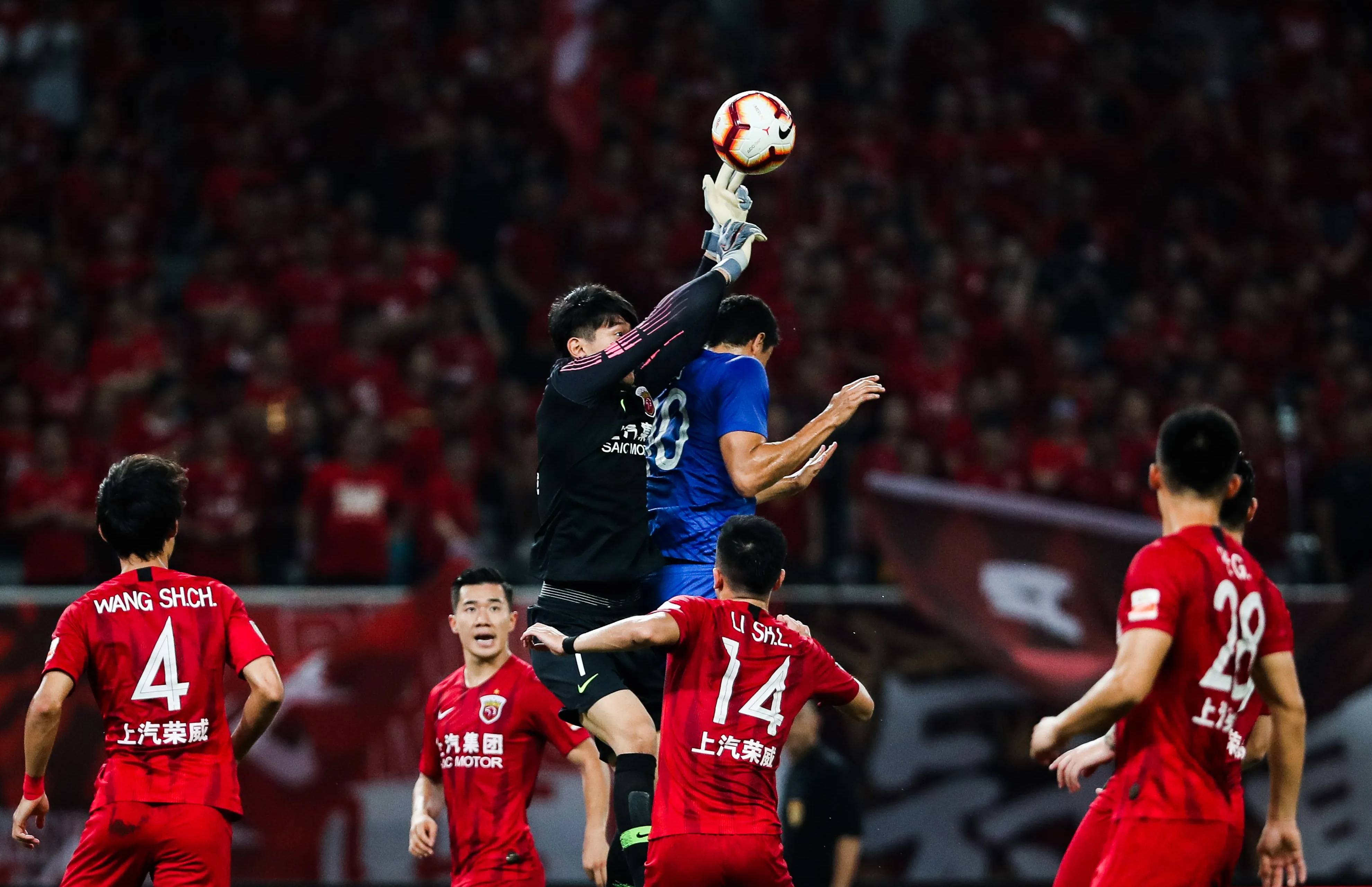 上海海港训练开放日，集结日绝杀压哨引欢呼，中超在即，训练强度明显提升的简单介绍爱游戏体育网页版